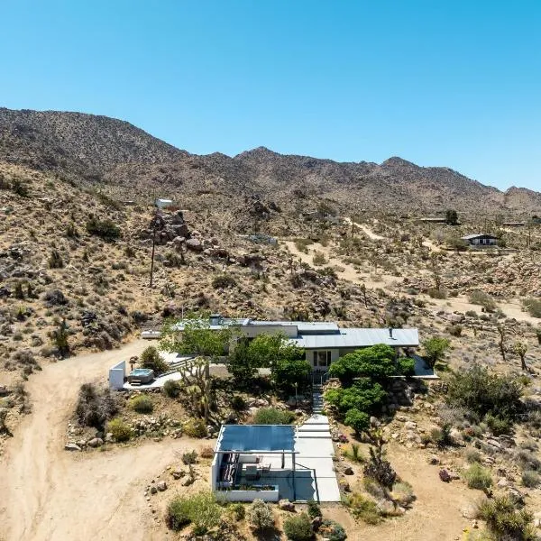 Casa Rocosa I Midcentury Home on 5 Private Acres Near Park, hotel in Joshua Tree