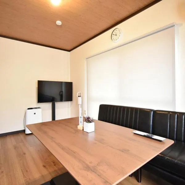 Long-term stays welcome! Entirely private rental townhouse for up to 4 people, 17 minutes walk from station, 45 minutes direct to Tokyo, hotel in Ageo