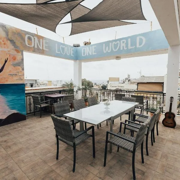 One Love One World Ayia Napa Square Hostel, hótel í Ayia Napa
