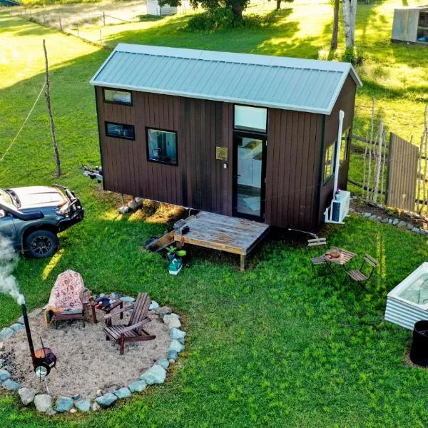 Blackiron Tiny House by Tiny Away, hotel di Thoopara