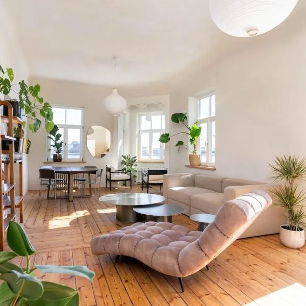 Charming flat with beautiful riverside views, hotel in Riga