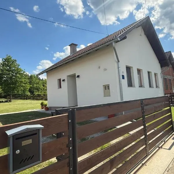 Holiday Home Little House on Papuk、Slatinski Drenovacのホテル