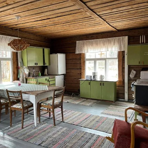 Vintage atmospheric log house, hotel in Kivijärvi