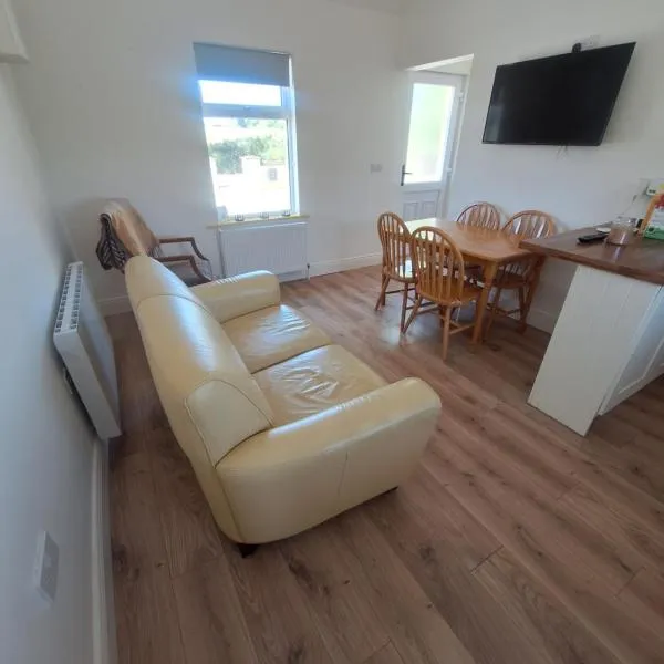 Limerick Cottage on the Wild Atlantic Way, Hotel in Creeves