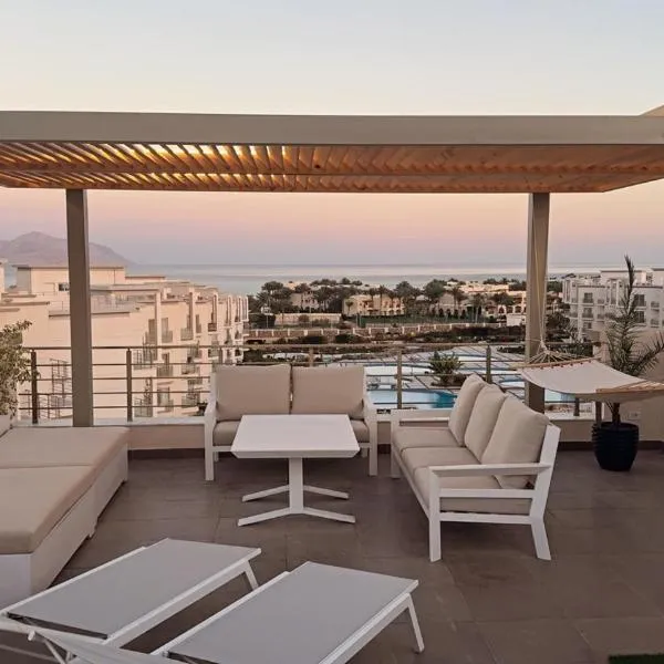 New Penthouse, free Beach, pools, and privat roof, ξενοδοχείο στο Σαρμ Ελ Σέιχ
