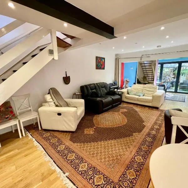 Homely luxury 4 Bedroom Villa with 4 Bathrooms - Elizabeth Line at walking distance - Wembley Stadium 7KM, hotel in London
