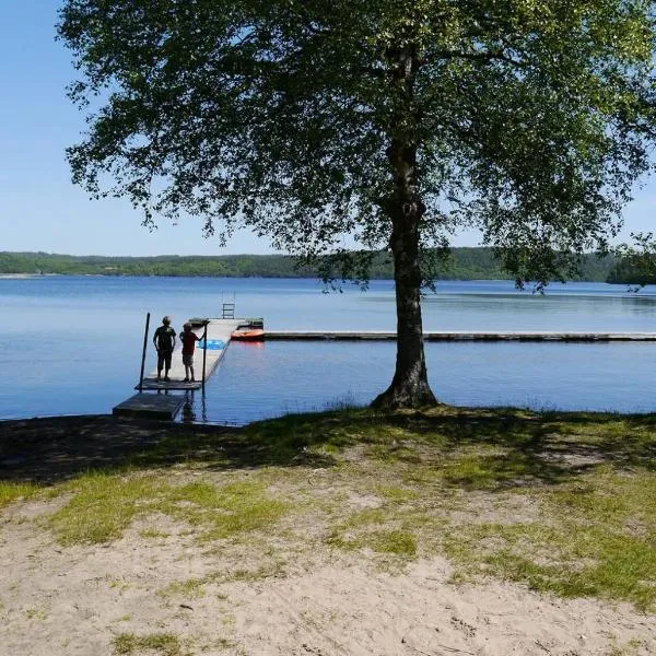 Bright comfortable guest suite close to both swimming, nature and city，位于Ödsmål的酒店