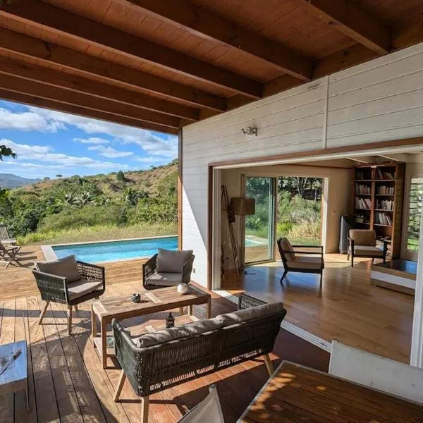 Peaceful house in nature, with views of rolling hills, hotel v destinaci Bourail