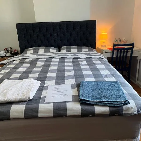 Large Double Bedroom with free on site parking, hotel in Kingston upon Thames