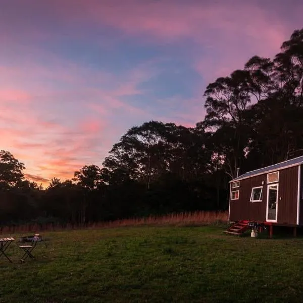 Little Magic Tiny House by Tiny Away, hotel in Coolangatta