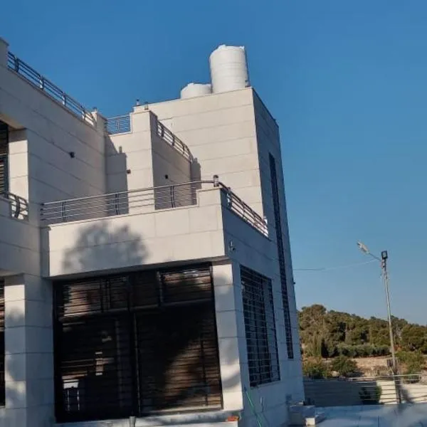 The Pine Tree Chalet, hotel en Jerash