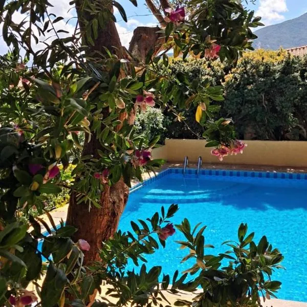 Hotel La Playa, מלון בקאלה גונונה