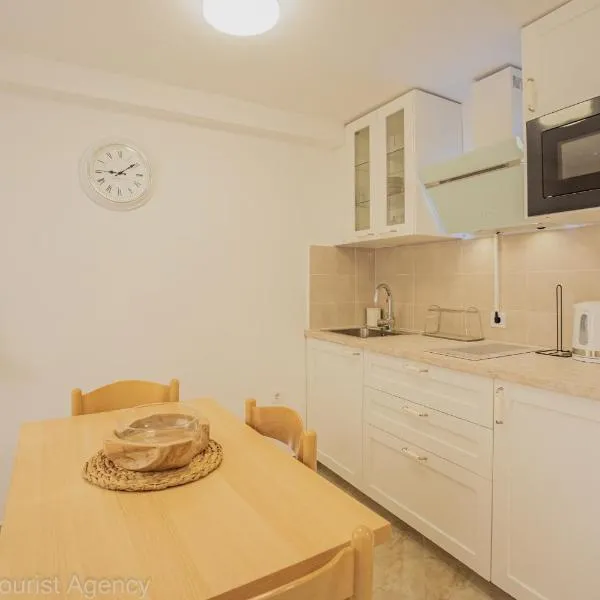 House Plaza near beach, hôtel à Pag