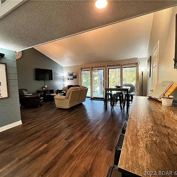 No Putts Given. Cozy home on Par 4, free Golf Cart and Pool access, hotel in Osage Beach