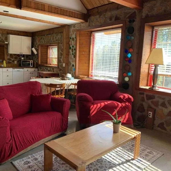 Entire Cordwood House 5 minutes south of town, Hotel in Golden