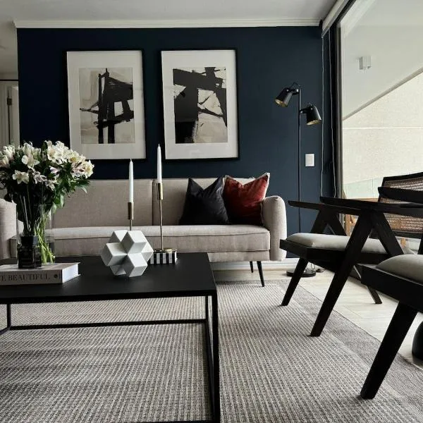 Beautiful and modern apartment at Parque Arauco sector, hotel in Santiago