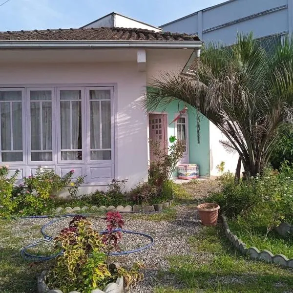 1 Quarto em Local Acolhedor e Familiar, hotel in Joinville