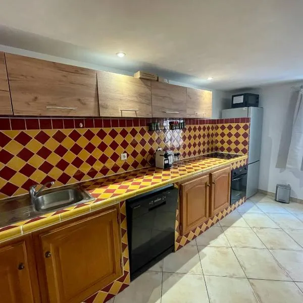 Vous viendrez vivre ici , 3 pièces châtaignier garage à moto, hotel in Riez