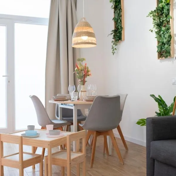 Spacious 75m Family Apt near AVE and Free Parking, hotel in Valencia