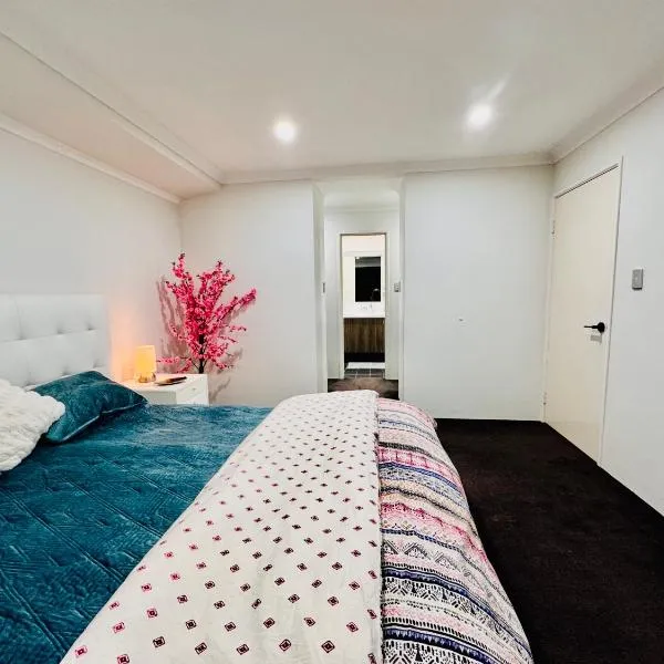Modern King Suite on Swan Valley Doorstep，位于West Swan的酒店