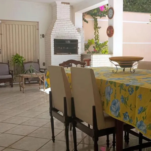 Casa 3 suítes c ar garagem coberta wi-fi próx prefeitura Aracatuba shopping até 10 pessoas, hotel en Araçatuba