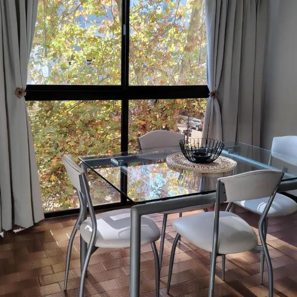 Luminoso Ambiente, con cochera en lo mejor de La Perla, hotel in Mar del Plata