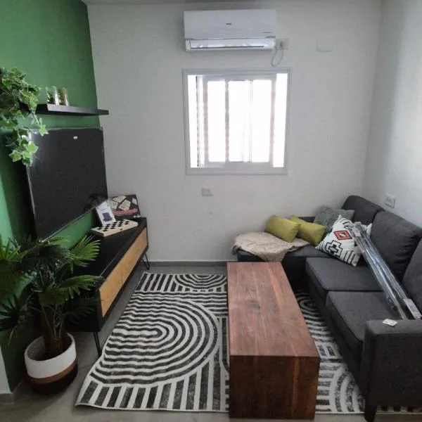 Boutique apartment in Afula Netflix, balcony, free parking, hotel in ‘Afula