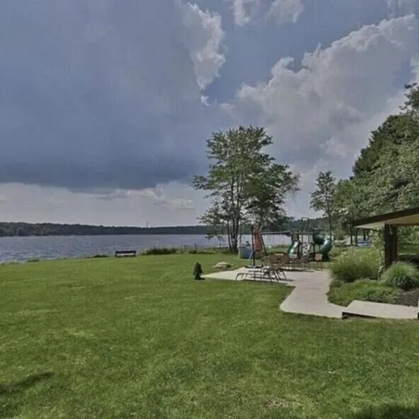 Hideaway - LakeHouse/spa/dock/, hotel em Pocono Summit