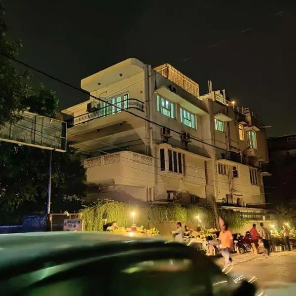 Whiite Panda - Backpacker Hostel in Delhi Greater Kailash, hotel in New Delhi