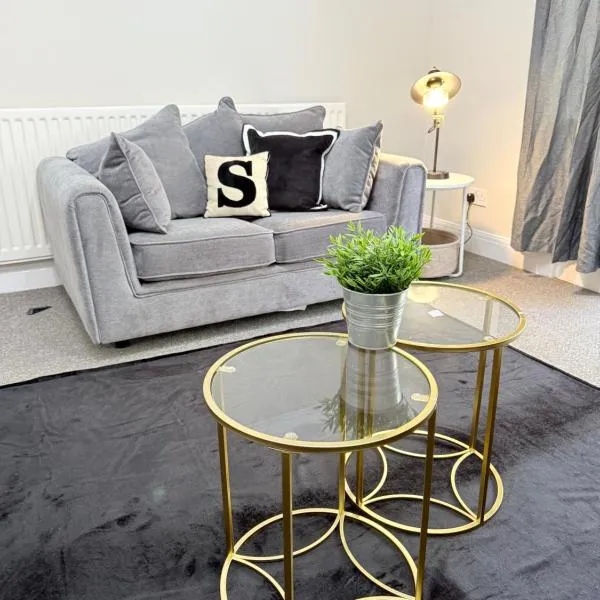 Spacious 5-Bedroom house close to station, hotel in London
