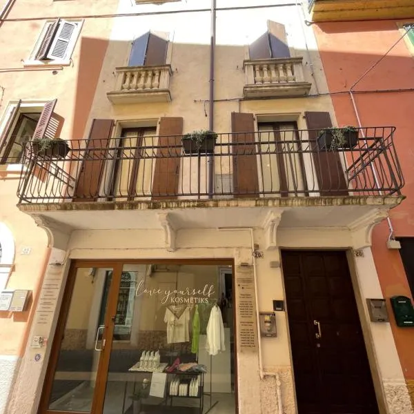 I Bastioni Rooms，位于佩斯基耶拉德加达的酒店