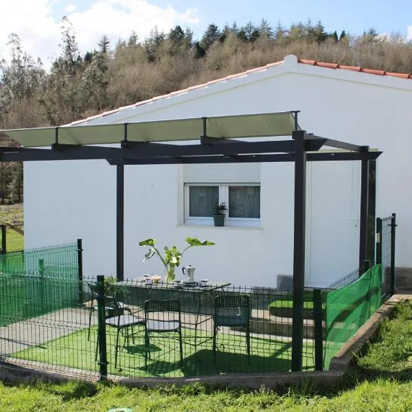 Relaxing Cabin Next to the River - La Cabaña de Susana, hotel in Negreira