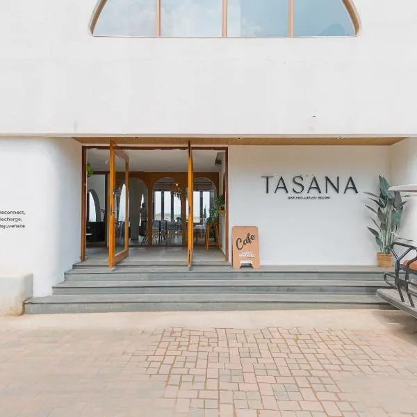 Tasana bar and luxury resort, hotel u gradu Ko Larn