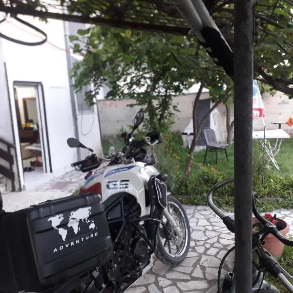 Apartment with big yard and garden, hotel in Struga