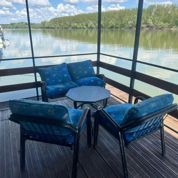 SplavTisa-Titel, hotel en Titel