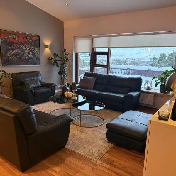 Charming Private Home with Hot Tub and Esja Mountain View, hôtel à Mosfellsbær