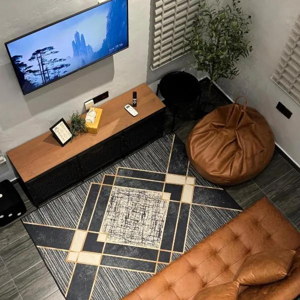 Industrial Loft Tinyhouse Homestay - 2 Queen Bed, Free Netflix, Prime & Wi-Fi Near Bukit Mertajam, hotel v destinaci Kubang Semang