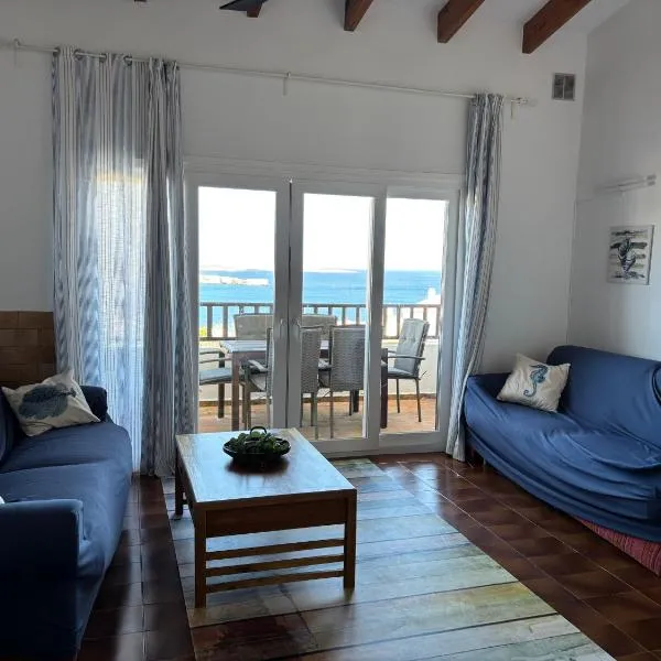 House with sea views and pool in Arenal del Castell, hotel en Arenal d'en Castell