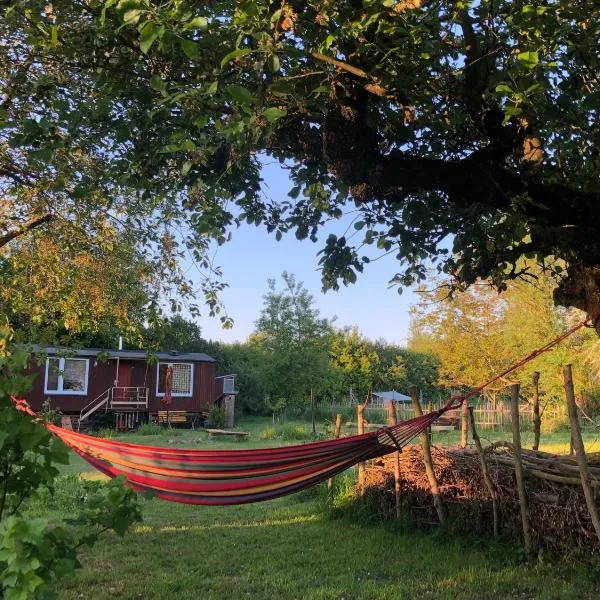 Wilde Möhre Bauwagen Sommerküche Draussen Abenteuer, hotel v destinaci Wallmow