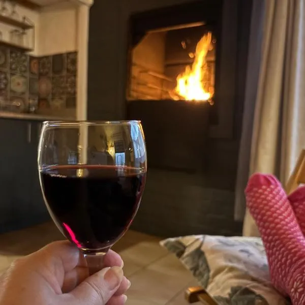 Mountain Views, beach walks, heart of old village, Hotel in Gordonʼs Bay