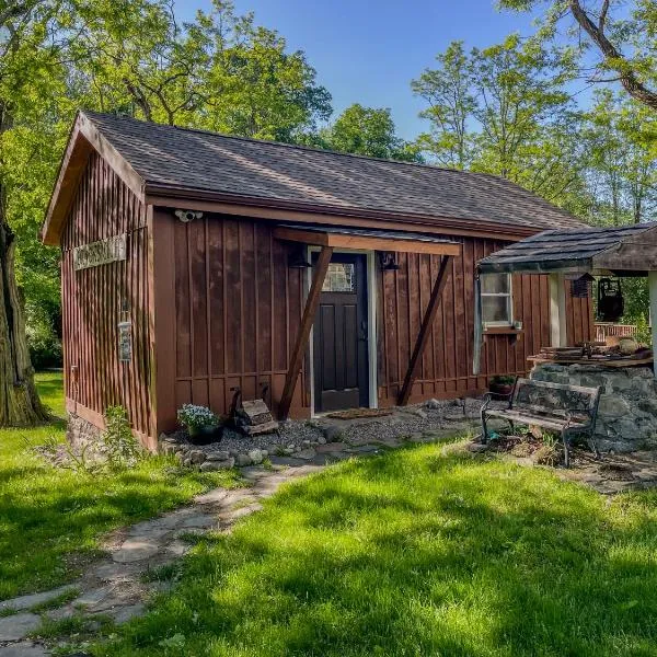 Viesnīca Cozy Cabin Gateway with Pool and Firepit pilsētā Montgomery