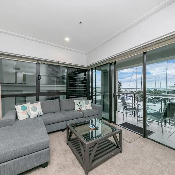 Fabulous Corner Apartment w/ Dazzling Harbour View, hotel in Auckland