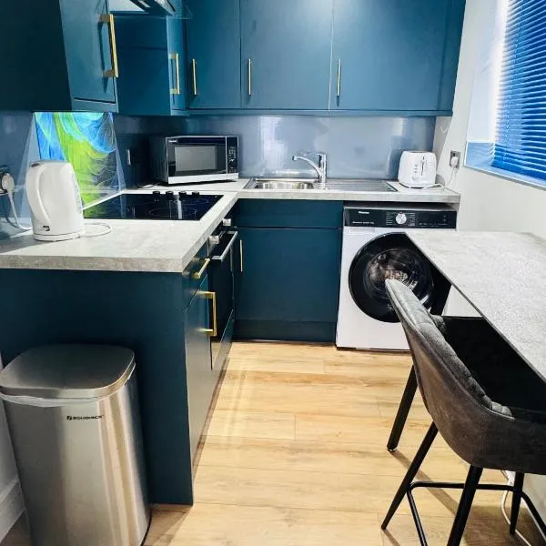 EVELYN - KENILWORTH STUDIO FLAT 30m2 - PRIVATE PARKING, hotel in Kenilworth