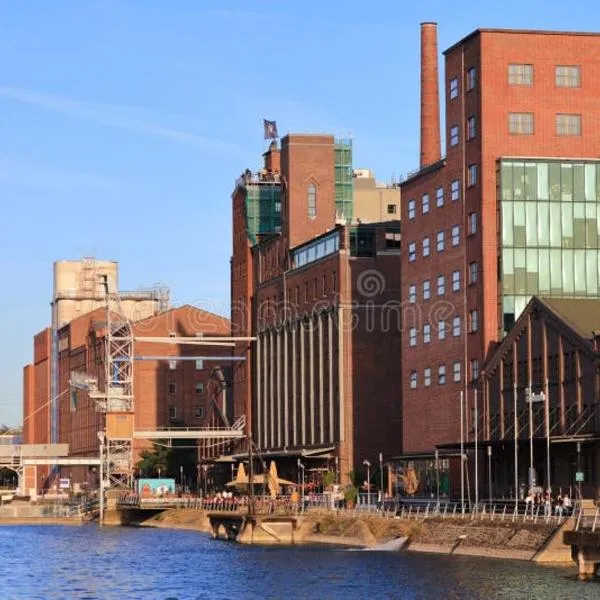 City Apartment 2#Netflix &Wlan &Kingsize Bett & Kaffee Maschine & Zentral & 500m Innenhafen & 2 min U Bahn, hotel a Duisburg