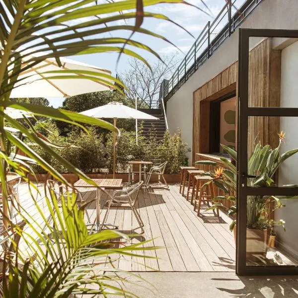 Les Jardins du Canal Piscine Chauffée, hotel v destinaci Aigues-Mortes