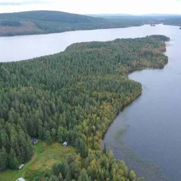 Traditional wooden house at the lake, hôtel à Jokkmokk