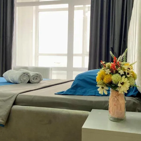уютная и стильная студия в новом ЖК Панорама Парк, hotel v destinaci Kostanaj