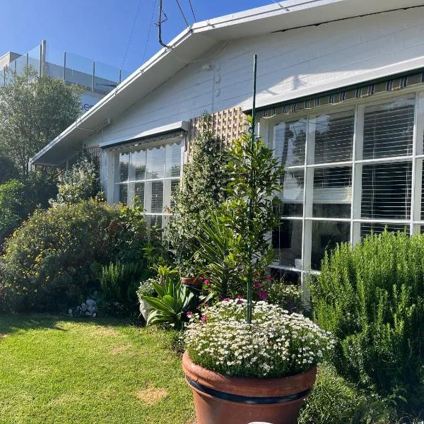 Convenient Sunset Beach and Garden, hotel in Frankston