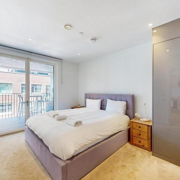Chic 1 Bed Flat With Balcony Walking Distance to tube, London
