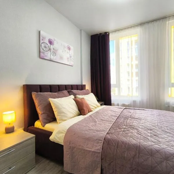 Светлая квартира в ЖК Комфорт Таун, hotel in Kyiv